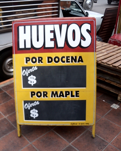 cartel caballete para vereda HUEVOS en zona oeste